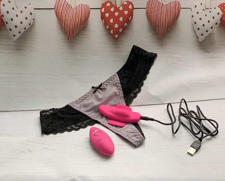 Bướm rung dán quần chíp PrettyLove điều khiển xa cao cấp