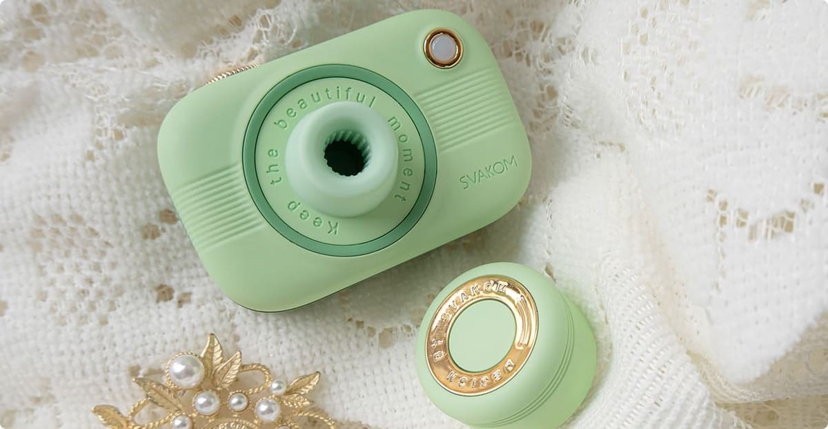 Máy Rung Bú Kẹp Ti Svakom Alberta Ngụy Trang Máy Ảnh Cao Cấp