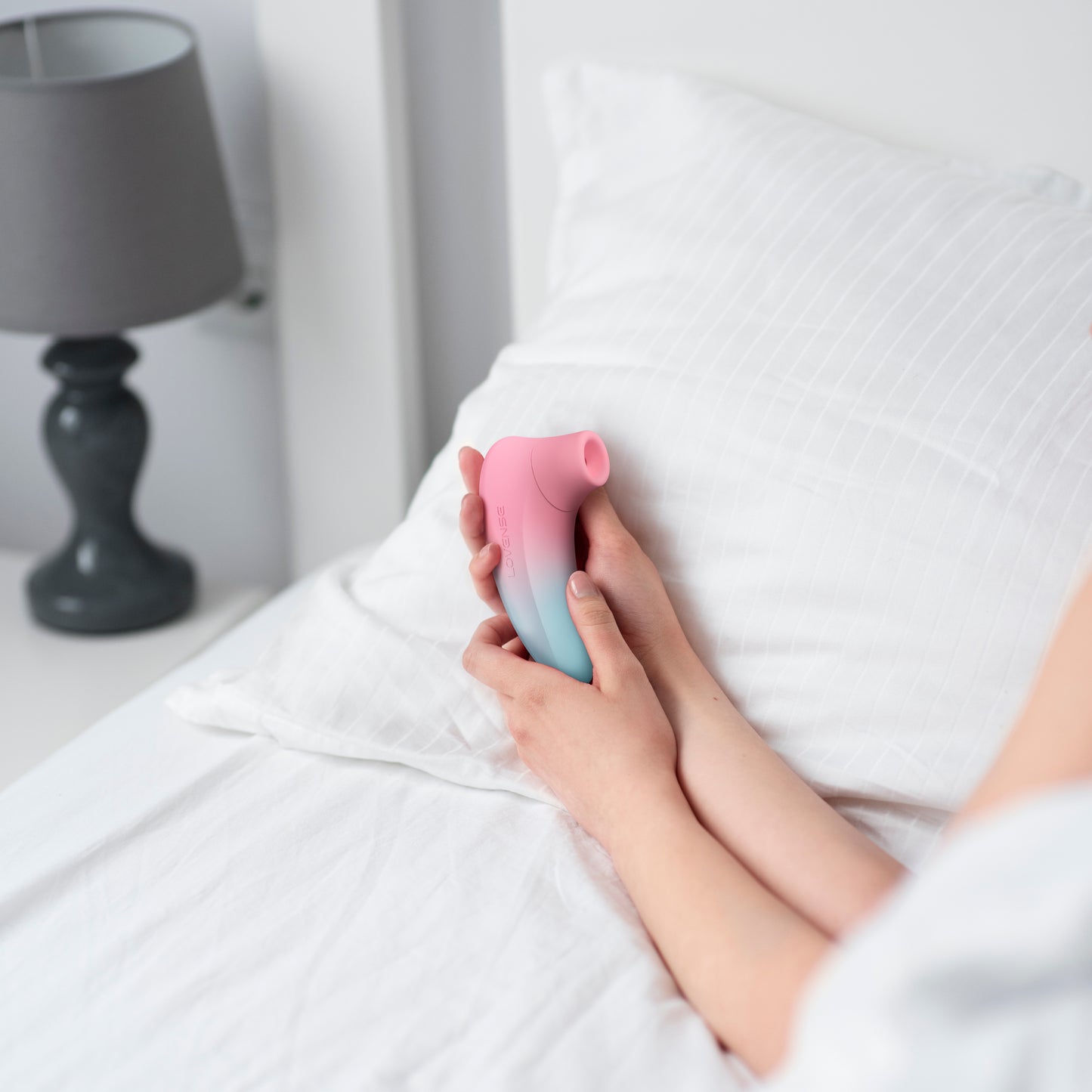 Lovense Tenera 2 máy bú hút âm vật cao cấp điều khiển app
