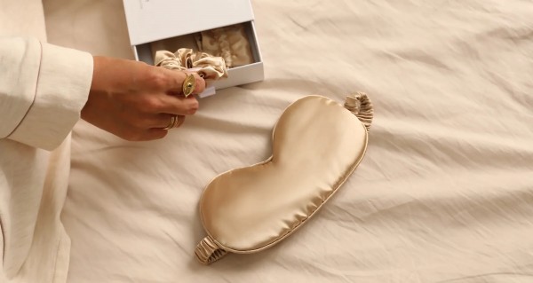 Quà Tặng Tình Yêu Cao Cấp Bịt Mắt Cột Tóc Svakom Sành Điệu