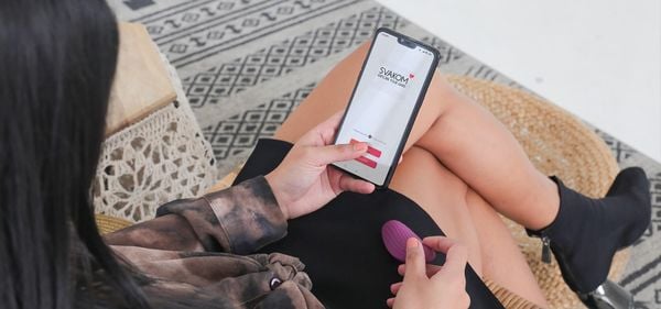 SVAKOM Edeny liếm rung kích thích âm vật đeo trong quần lót