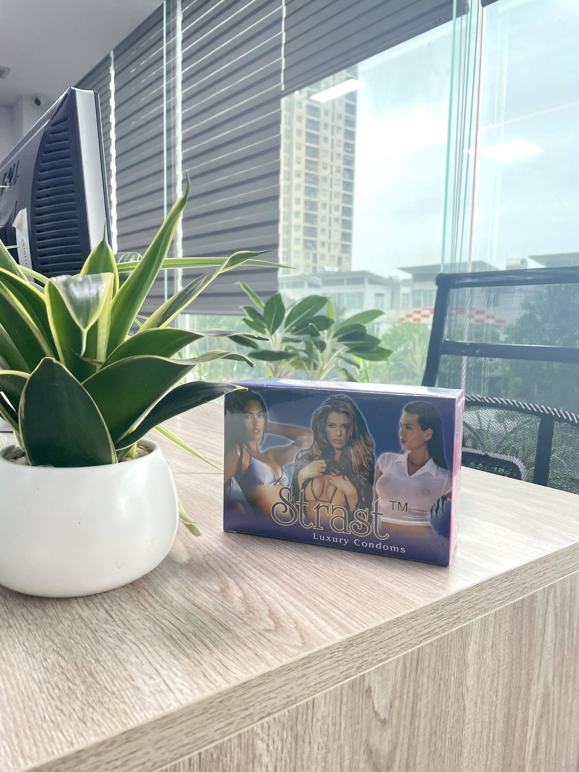 Bao Cao Su Strast Hương Dâu Gai Nổi Hộp 72 Cái Tăng Khoái Cảm