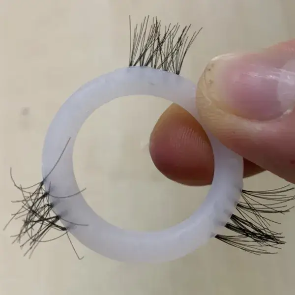Vòng lông thú đeo cu 3 chùm DC48B bằng silicone với lông mềm mại mơn trớn và kích thích âm đạo phụ nữ khi quan hệ.