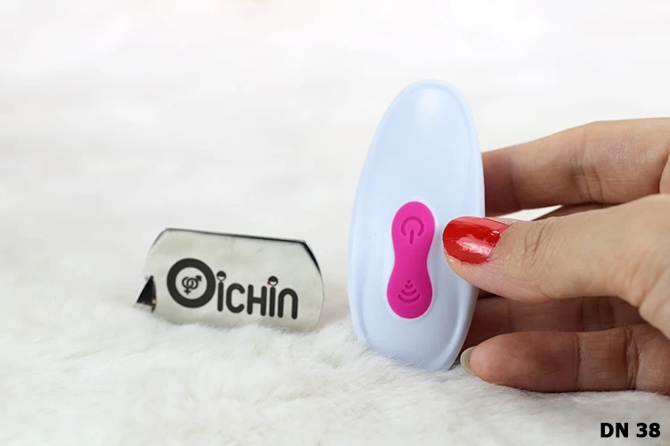 điều khiển từ xa đến 10m, chỉ cần ấn nút là thay đổi 10 chế độ. Nút hình tròn là nút nguồn, nút còn lại là thay đổi kiểu rung đẩy