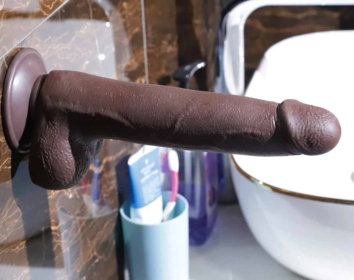 Lovetoy Dương vật giả 8.5 inch cao cấp trượt mềm mại hút mắt