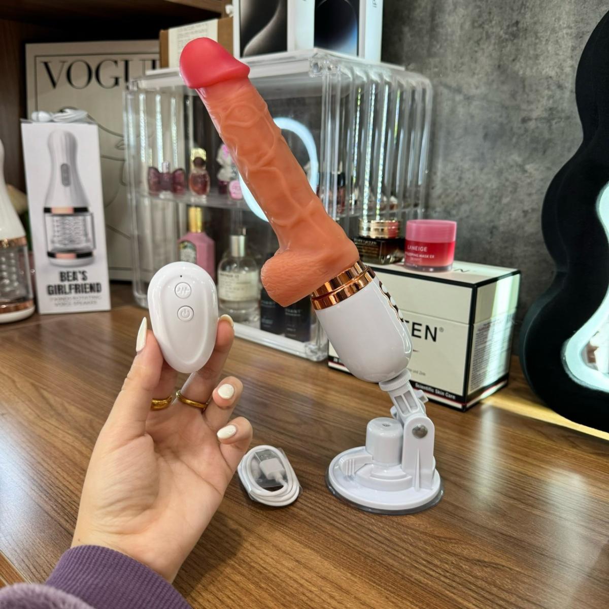 Dương vật gắn tường siêu mềm rung thụt remote, cực phê